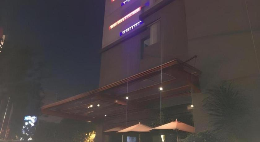 G Suites Hotel By Amithya Surabaya Exterior photo